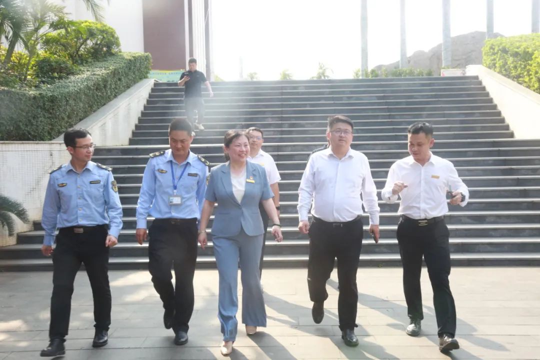 龍華區(qū)委常委、副區(qū)長(zhǎng)許愛(ài)華蒞臨海口市龍華區(qū)山高實(shí)驗(yàn)學(xué)校調(diào)研指導(dǎo)食品安全工作-圖片1