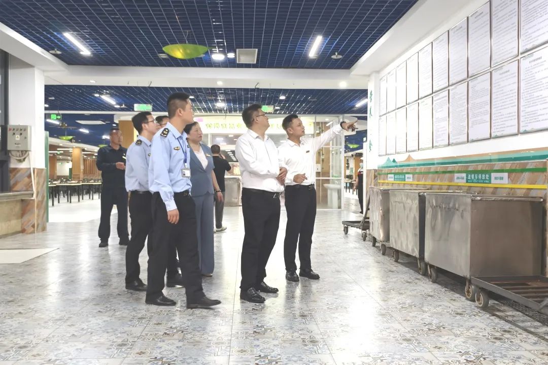 龍華區(qū)委常委、副區(qū)長(zhǎng)許愛(ài)華蒞臨?？谑旋埲A區(qū)山高實(shí)驗(yàn)學(xué)校調(diào)研指導(dǎo)食品安全工作-圖片2
