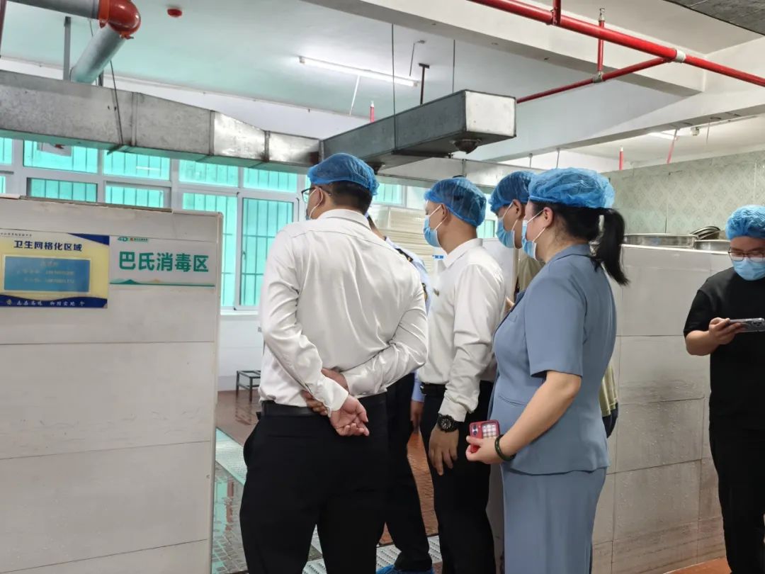 龍華區(qū)委常委、副區(qū)長(zhǎng)許愛(ài)華蒞臨?？谑旋埲A區(qū)山高實(shí)驗(yàn)學(xué)校調(diào)研指導(dǎo)食品安全工作-圖片2