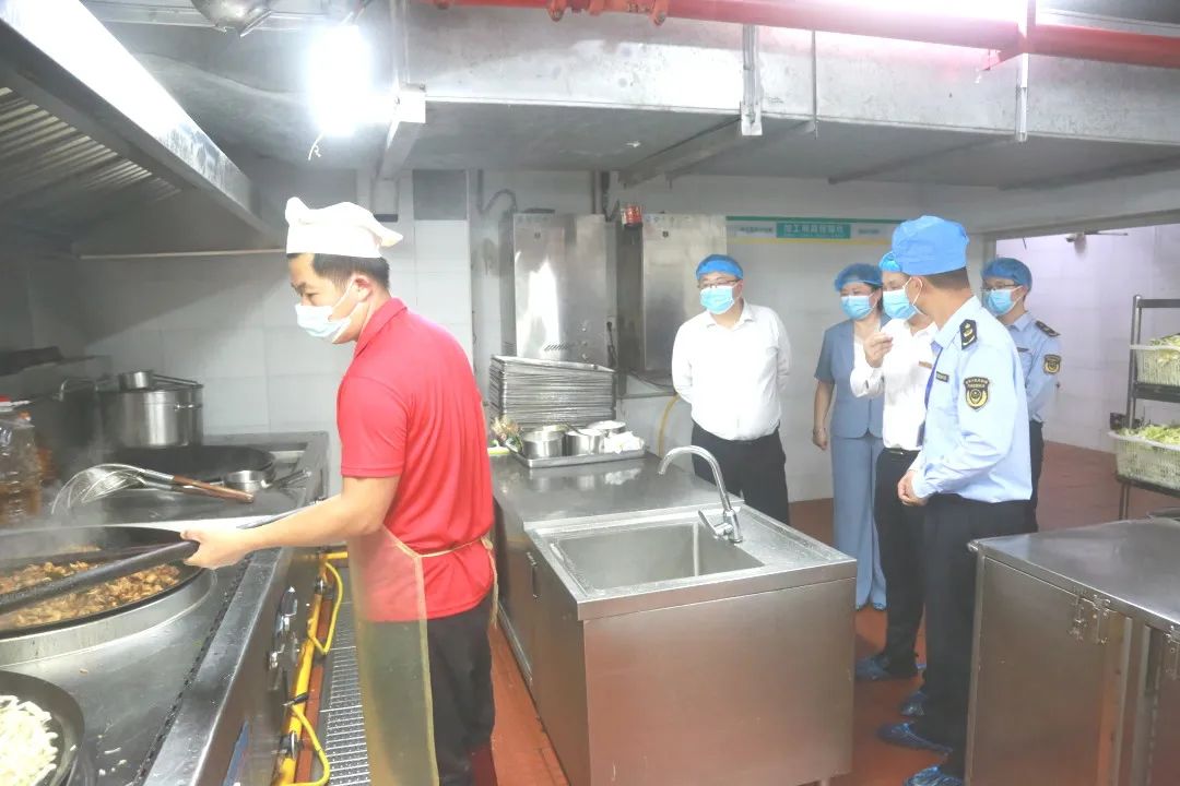 龍華區(qū)委常委、副區(qū)長(zhǎng)許愛(ài)華蒞臨?？谑旋埲A區(qū)山高實(shí)驗(yàn)學(xué)校調(diào)研指導(dǎo)食品安全工作-圖片2