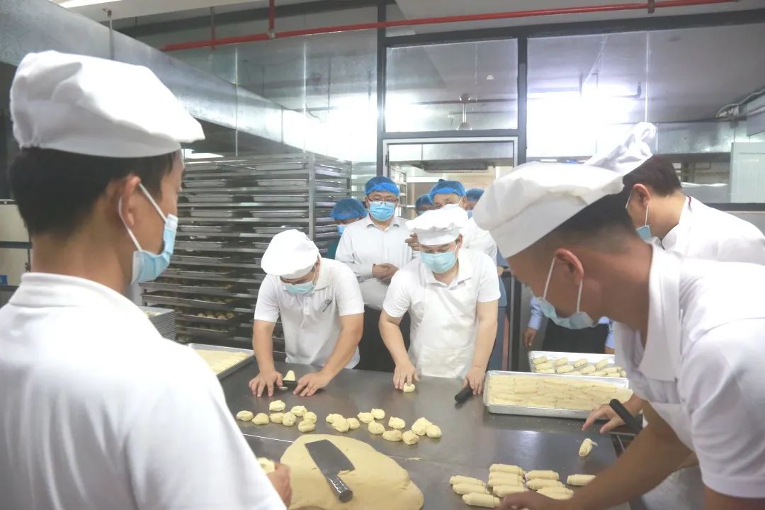 龍華區(qū)委常委、副區(qū)長(zhǎng)許愛(ài)華蒞臨?？谑旋埲A區(qū)山高實(shí)驗(yàn)學(xué)校調(diào)研指導(dǎo)食品安全工作-圖片2