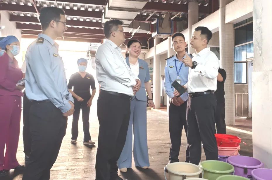 龍華區(qū)委常委、副區(qū)長(zhǎng)許愛(ài)華蒞臨?？谑旋埲A區(qū)山高實(shí)驗(yàn)學(xué)校調(diào)研指導(dǎo)食品安全工作-圖片2