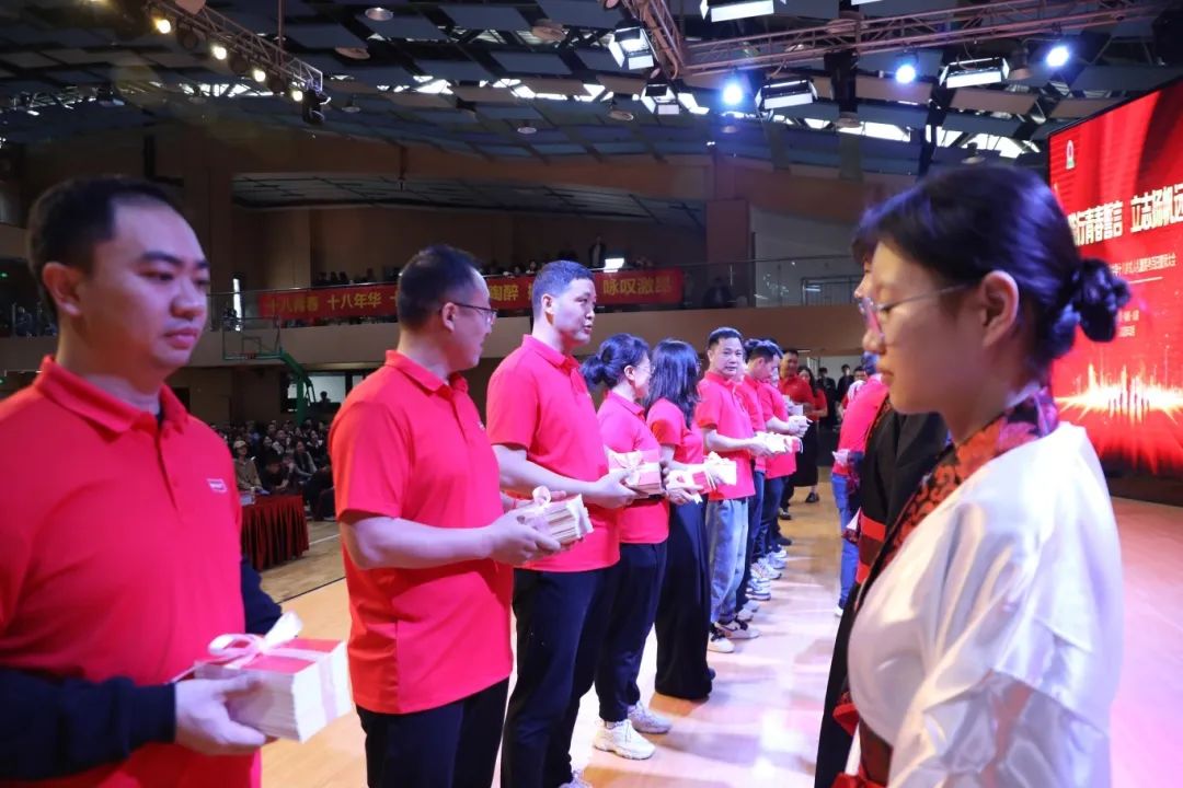 踐行青春誓言 立志揚(yáng)帆遠(yuǎn)航 | ?？谏礁吒呒墝嶒炛袑W(xué)十八歲成人禮暨百日誓師大會成功舉辦-圖片4