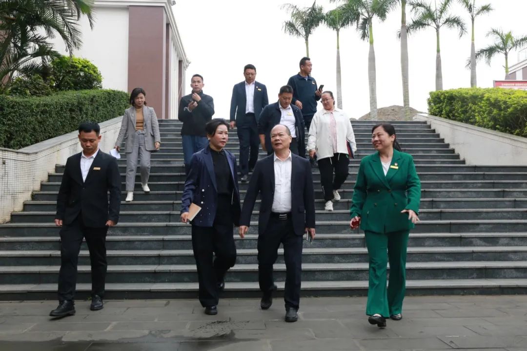 關(guān)懷指導(dǎo)促前行——海口市教育局領(lǐng)導(dǎo)蒞臨?？谏礁吒呒?jí)實(shí)驗(yàn)中學(xué)調(diào)研指導(dǎo)-圖片1