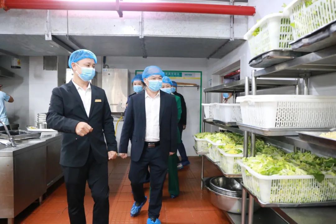 關(guān)懷指導(dǎo)促前行——海口市教育局領(lǐng)導(dǎo)蒞臨?？谏礁吒呒?jí)實(shí)驗(yàn)中學(xué)調(diào)研指導(dǎo)-圖片2