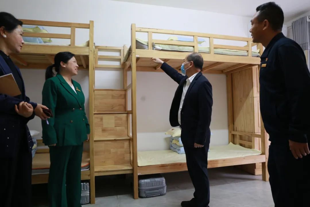 關(guān)懷指導(dǎo)促前行——?？谑薪逃诸I(lǐng)導(dǎo)蒞臨?？谏礁吒呒?jí)實(shí)驗(yàn)中學(xué)調(diào)研指導(dǎo)-圖片2