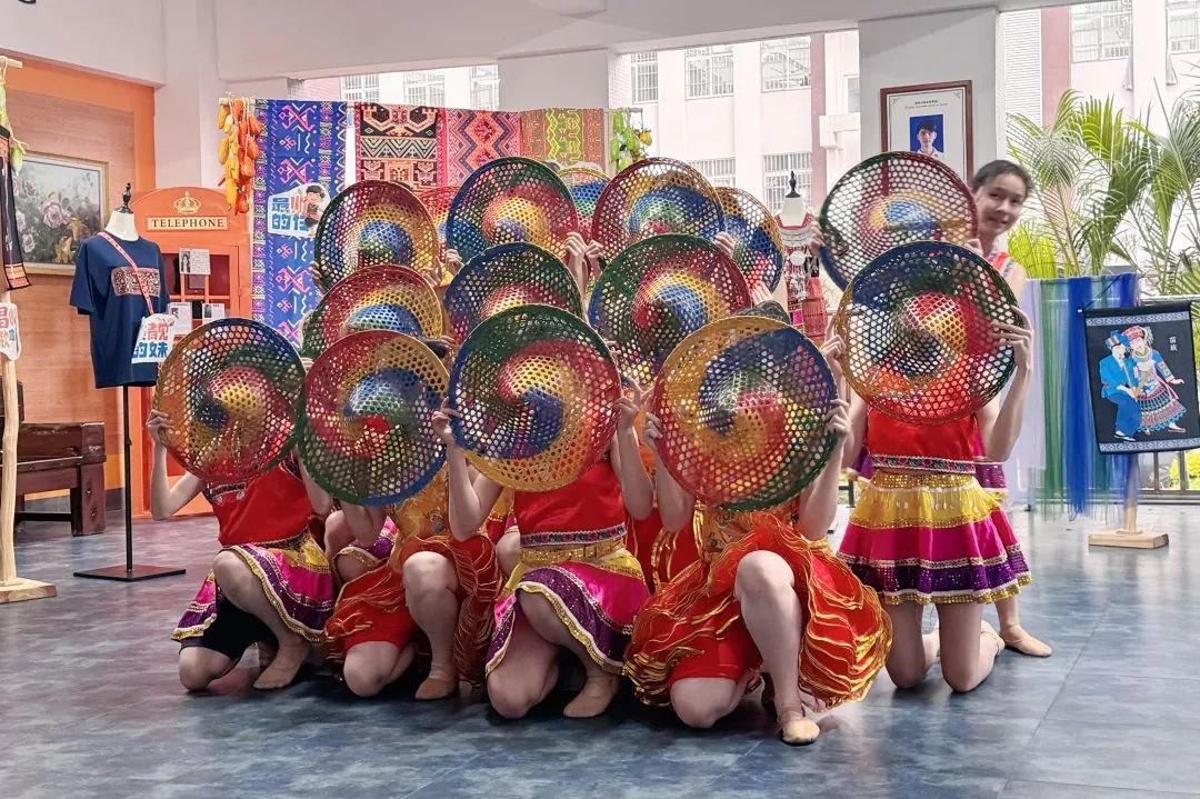 非遺魅力閃耀校園——海口山高中學(xué)慶“三月三”藝術(shù)展圓滿收官-圖片2