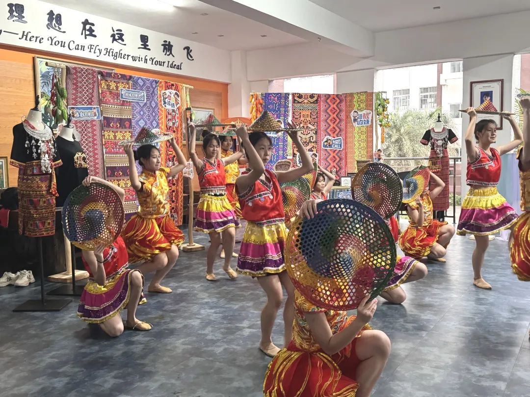 非遺魅力閃耀校園——海口山高中學(xué)慶“三月三”藝術(shù)展圓滿收官-圖片3
