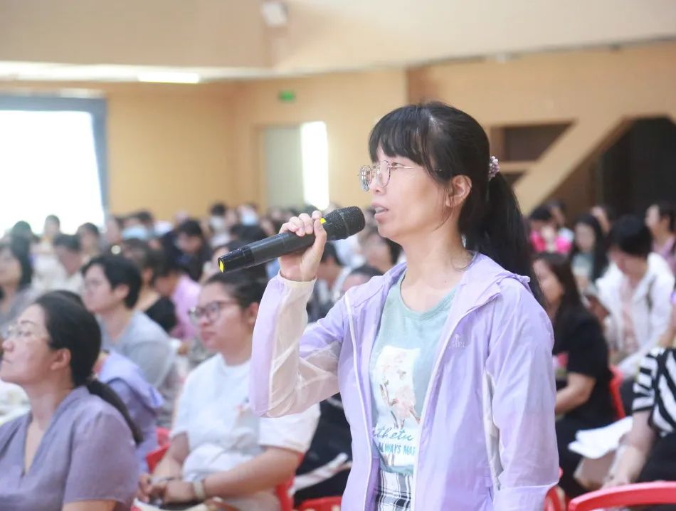 聚焦核心素養(yǎng)，共研備考新策略——2025年海口市美蘭區(qū)、龍華區(qū)初中語文中考備考命題培訓(xùn)會(huì)暨林惠萍名師工作室研修活動(dòng)在我校成功舉辦-圖片4