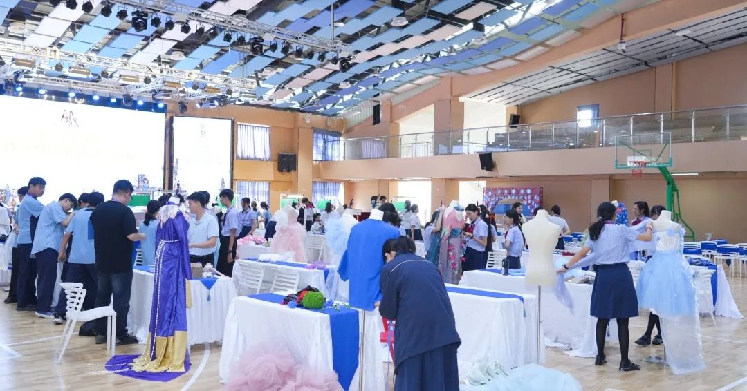 青春創(chuàng)意點(diǎn)亮?xí)r尚舞臺(tái)——?？谏礁咧袑W(xué)2025校園服裝設(shè)計(jì)大賽圓滿落幕-圖片1