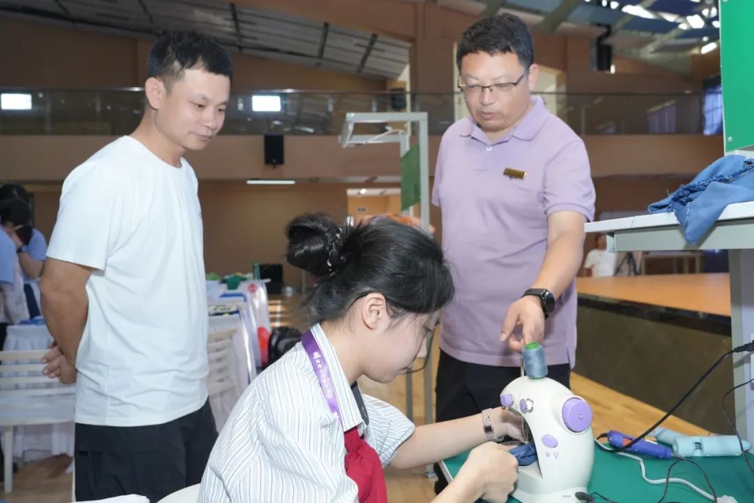 青春創(chuàng)意點(diǎn)亮?xí)r尚舞臺(tái)——?？谏礁咧袑W(xué)2025校園服裝設(shè)計(jì)大賽圓滿落幕-圖片2