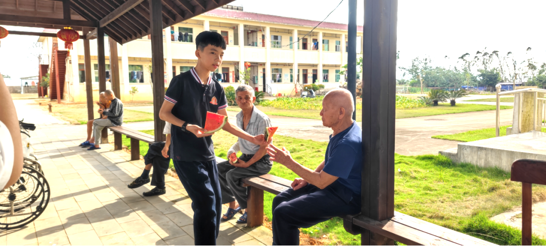 五育并舉|弘揚雷鋒精神 傳承敬老美德——記定安縣山高學(xué)?！皩W(xué)雷鋒日”敬老院之行-圖片3