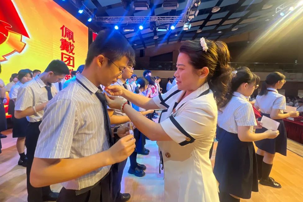 五四精神啟新篇，青春逐夢向未來——?？谏礁咧袑W(xué)2025年離隊入團儀式順利舉行-圖片6