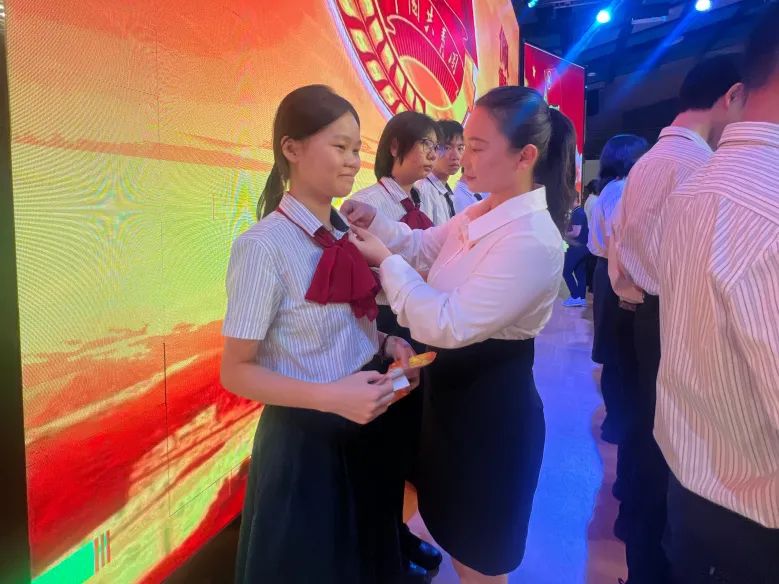 五四精神啟新篇，青春逐夢向未來——?？谏礁咧袑W(xué)2025年離隊入團儀式順利舉行-圖片6