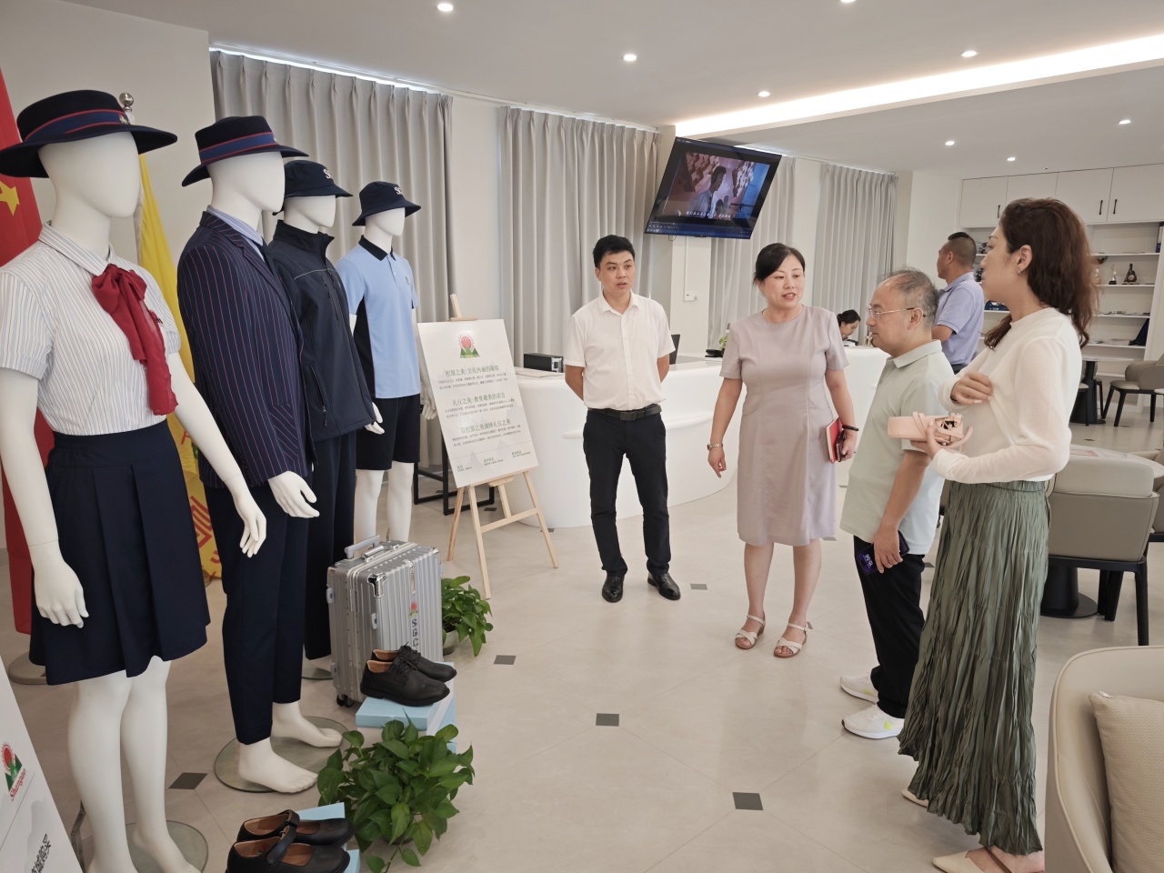 校際交流啟新程，共話教育謀發(fā)展——吉林大學(xué)萊姆頓學(xué)院代表蒞臨?？谏礁咧袑W(xué)參觀交流-圖片1