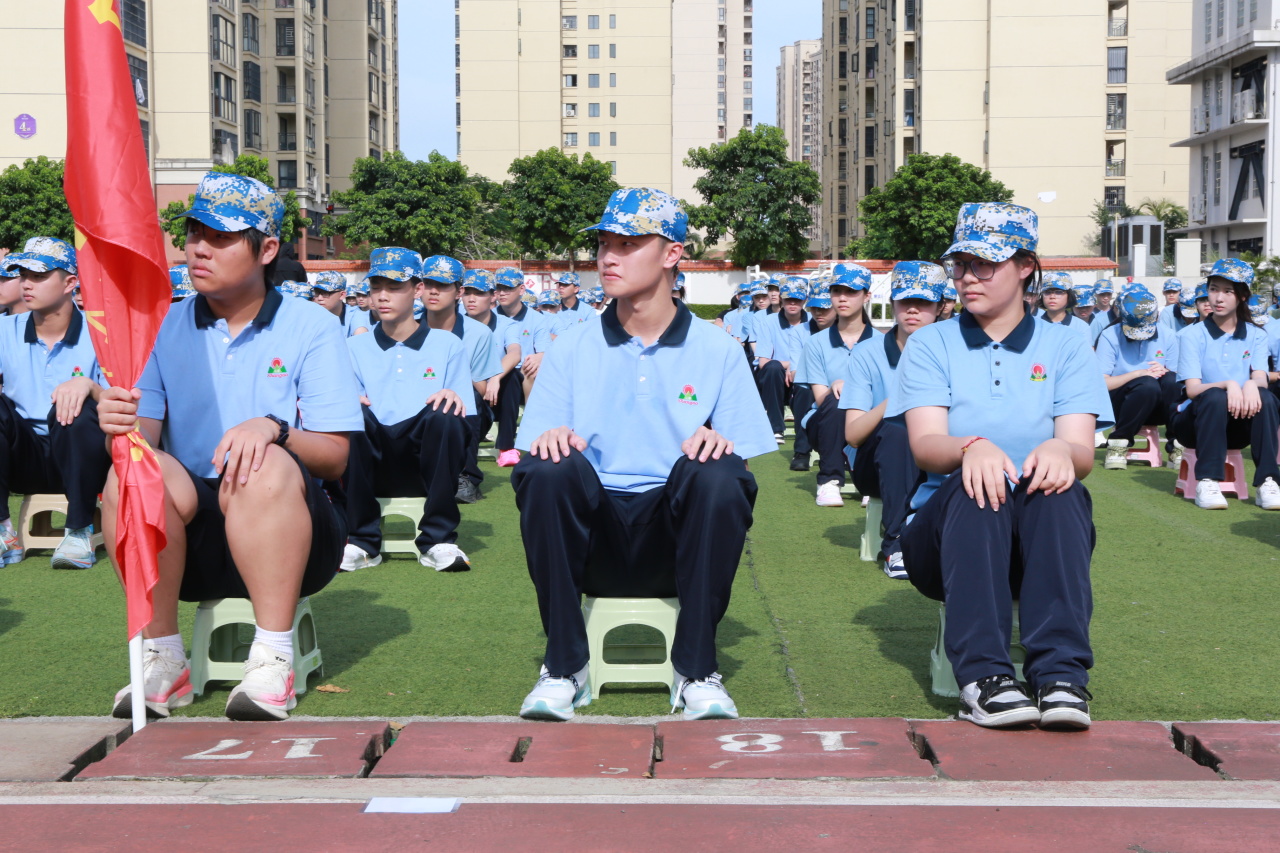 燃情開(kāi)營(yíng)！?？谏礁咧袑W(xué)2025級(jí)高一新生開(kāi)啟軍訓(xùn)成長(zhǎng)之旅-圖片1