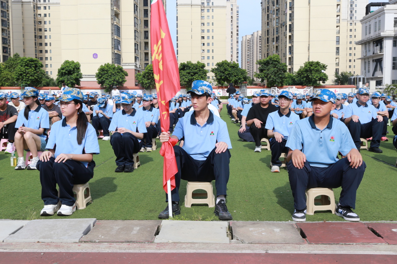 燃情開(kāi)營(yíng)！?？谏礁咧袑W(xué)2025級(jí)高一新生開(kāi)啟軍訓(xùn)成長(zhǎng)之旅-圖片1