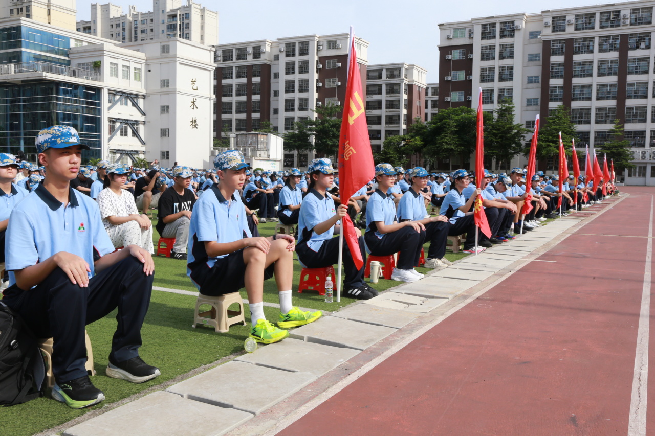 燃情開(kāi)營(yíng)！?？谏礁咧袑W(xué)2025級(jí)高一新生開(kāi)啟軍訓(xùn)成長(zhǎng)之旅-圖片3