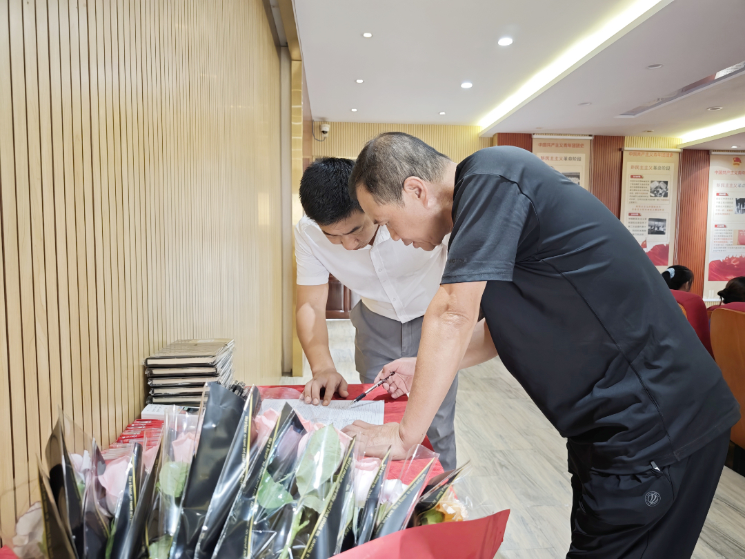 逐光同行，共啟新程——?？谏礁咧袑W(xué)舉行2025年秋季新教師、新職工入Jia儀式-圖片2