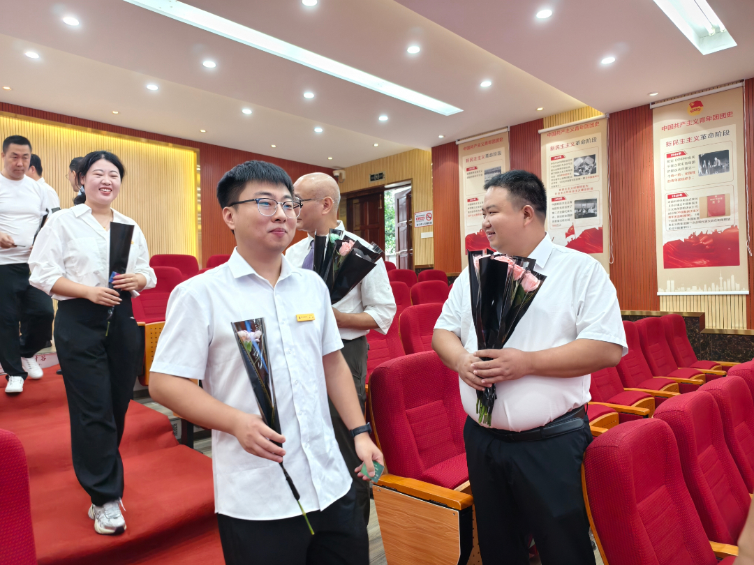 逐光同行，共啟新程——海口山高中學(xué)舉行2025年秋季新教師、新職工入Jia儀式-圖片2