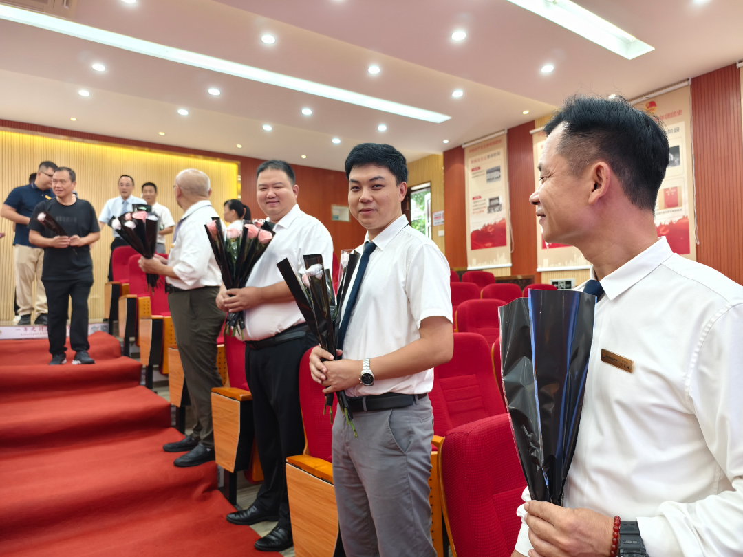 逐光同行，共啟新程——海口山高中學(xué)舉行2025年秋季新教師、新職工入Jia儀式-圖片2