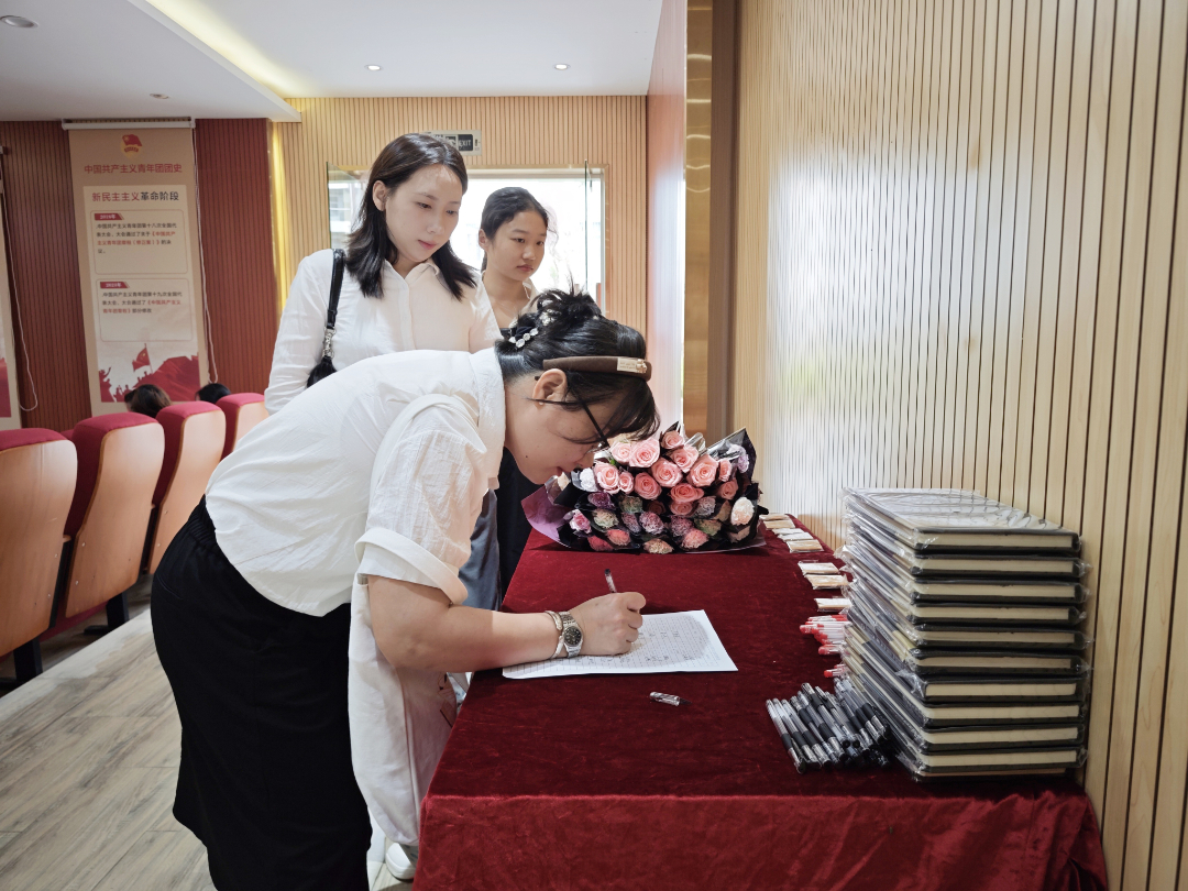 逐光同行，共啟新程——?？谏礁咧袑W(xué)舉行2025年秋季新教師、新職工入Jia儀式-圖片2