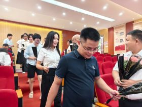 逐光同行，共啟新程——?？谏礁咧袑W(xué)舉行2025年秋季新教師、新職工入Jia儀式