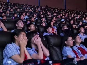 銘記歷史傷痛，傳承愛(ài)國(guó)薪火！我校組織七年級(jí)學(xué)子觀看愛(ài)國(guó)主義電影《731》