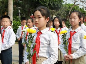 少先隊| 緬懷英烈鑄中魂 傳承紅色樹新風(fēng)———?？谏礁邔W(xué)校清明烈士陵園祭奠先烈活動